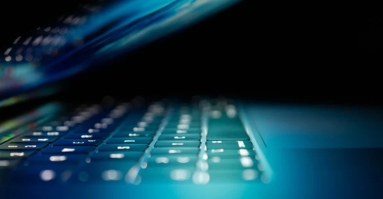 擺脫在受規範系統中因CI/CD 不一致帶來的隱性成本